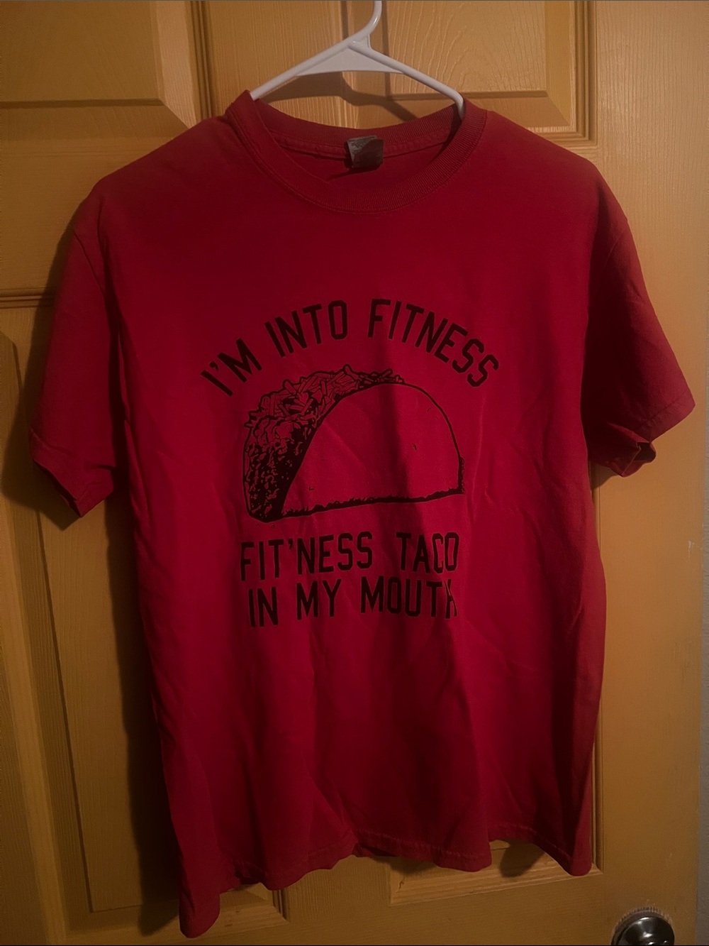 MEDIUM GILDAN RED SHORT SLEEVE GRAPHIC TEE - TACO, FITNESS